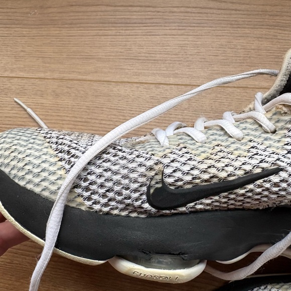 LeBron James Witness IV White and Black - Picture 7 of 9